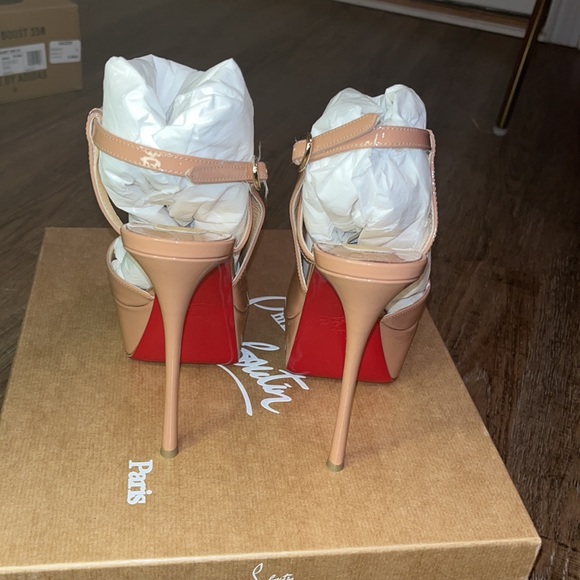 Christian Louboutin Patent Nude 38 worn for 2 hours - Picture 3 of 7